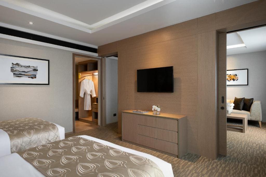 One Bedroom Suite room - Image 3