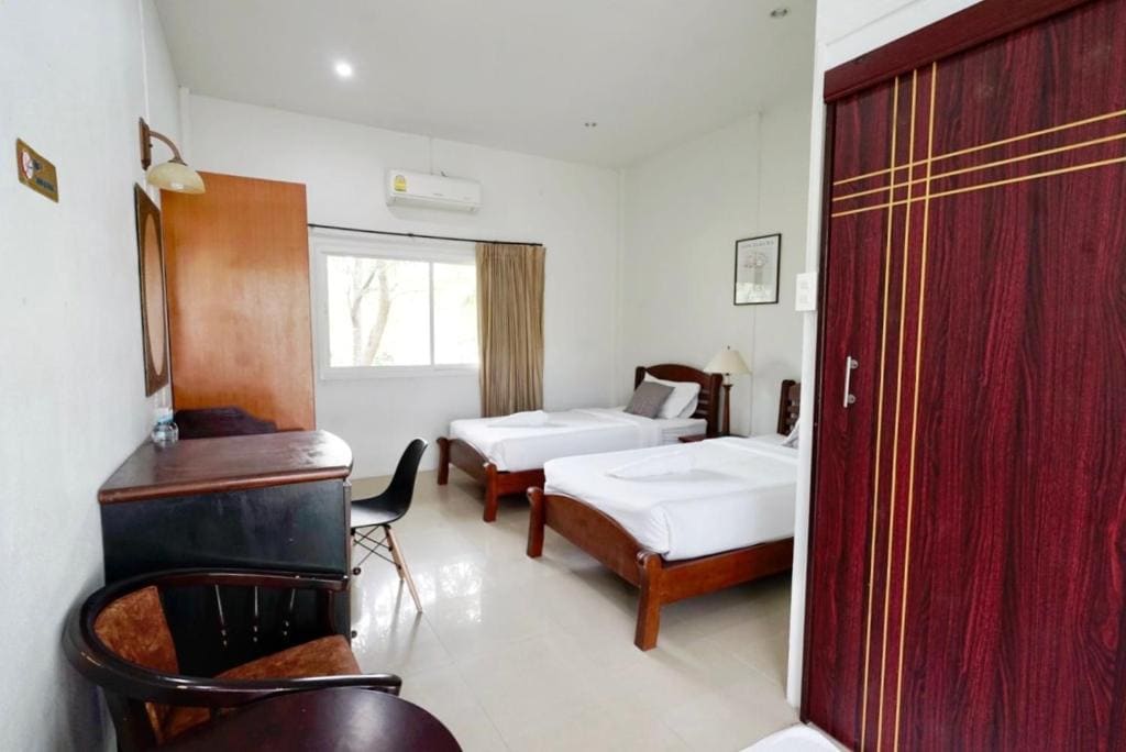 Twin Room with Pool View room - Image 3