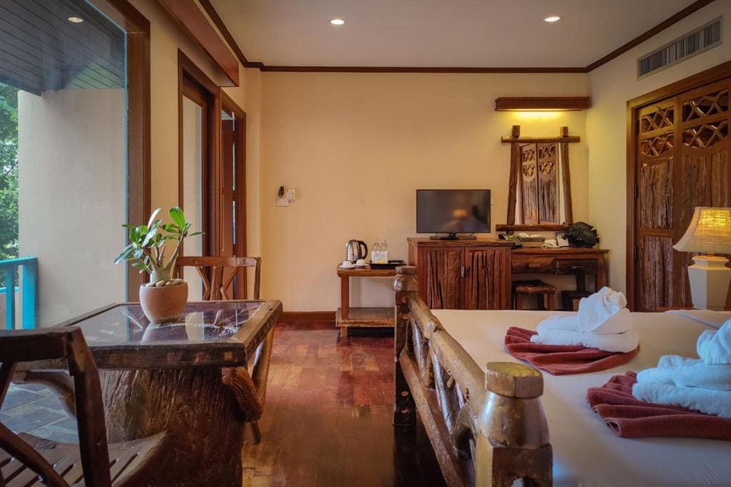 Family Jacuzzi Suite room - Image 2