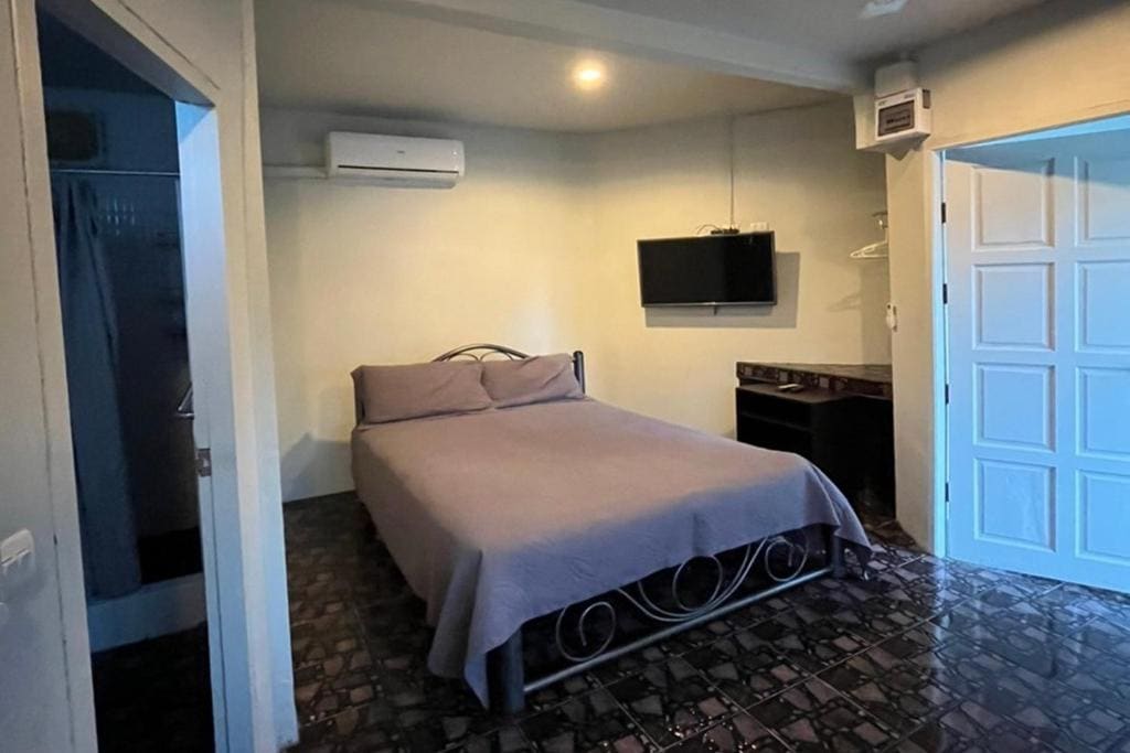 Small Twin Room room - Image 2
