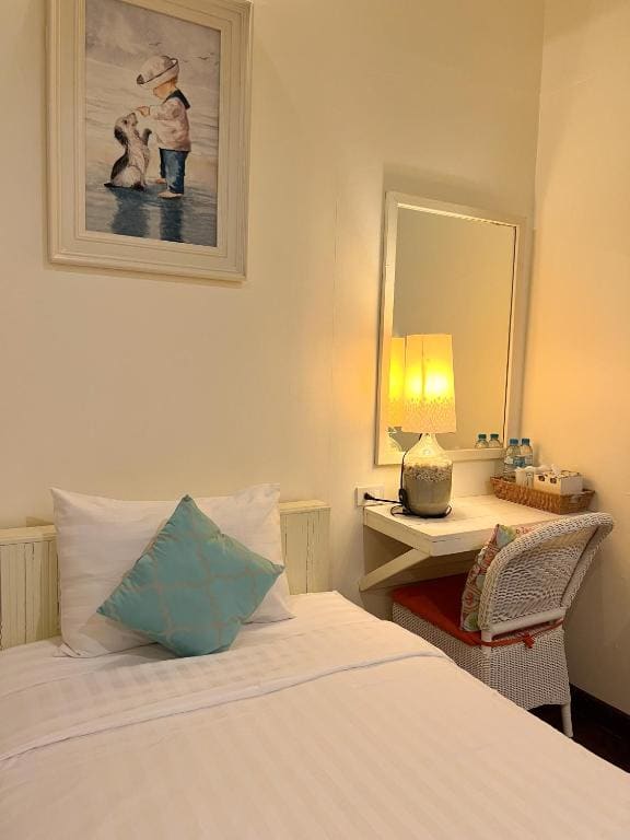 Standard Twin Room room - Image 2