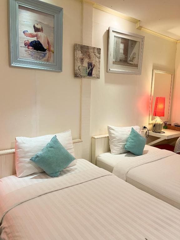 Standard Twin Room room - Image 3