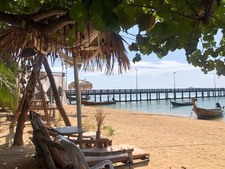 Bungalow - Beach Front room - Image 3