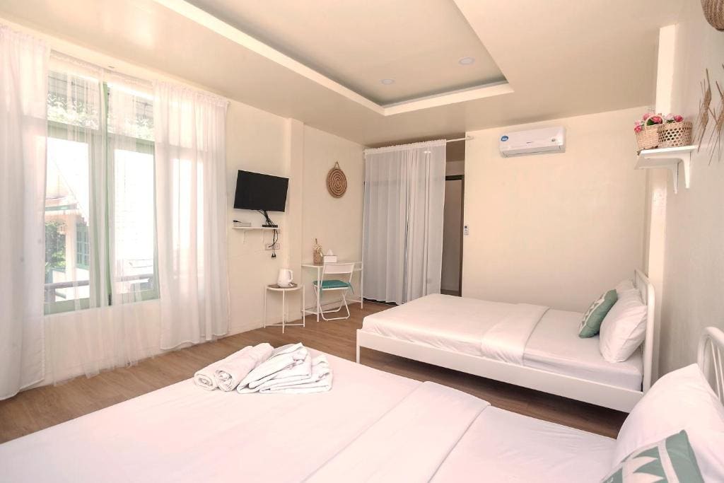 Deluxe Family Room room - Image 2