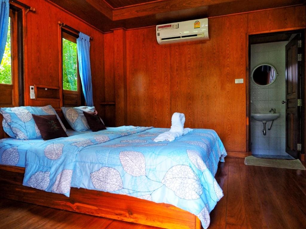 Deluxe Bungalow with Garden View room - Image 3