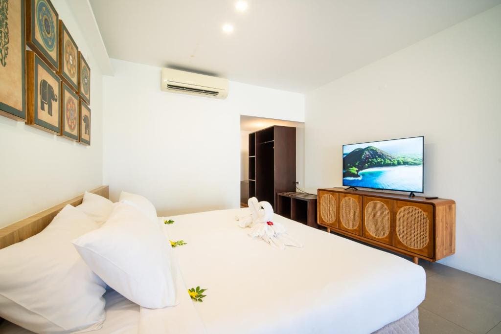 Deluxe Double or Twin Room with Lake View room - Image 2