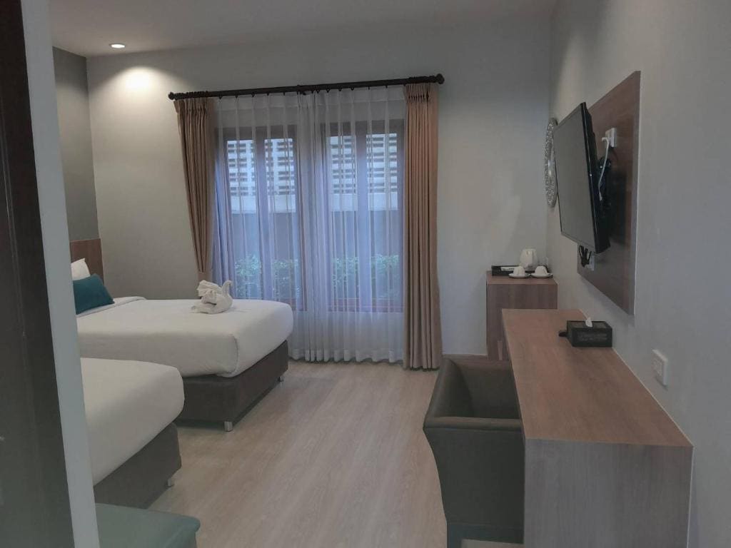 Standard Twin Room with Shared Bathroom room - Image 3