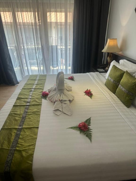 Deluxe Double or Twin Room with Pool Access room - Image 3
