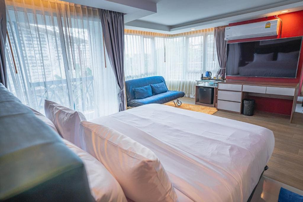 Honeymoon Suite with Jacuzzi room - Image 2