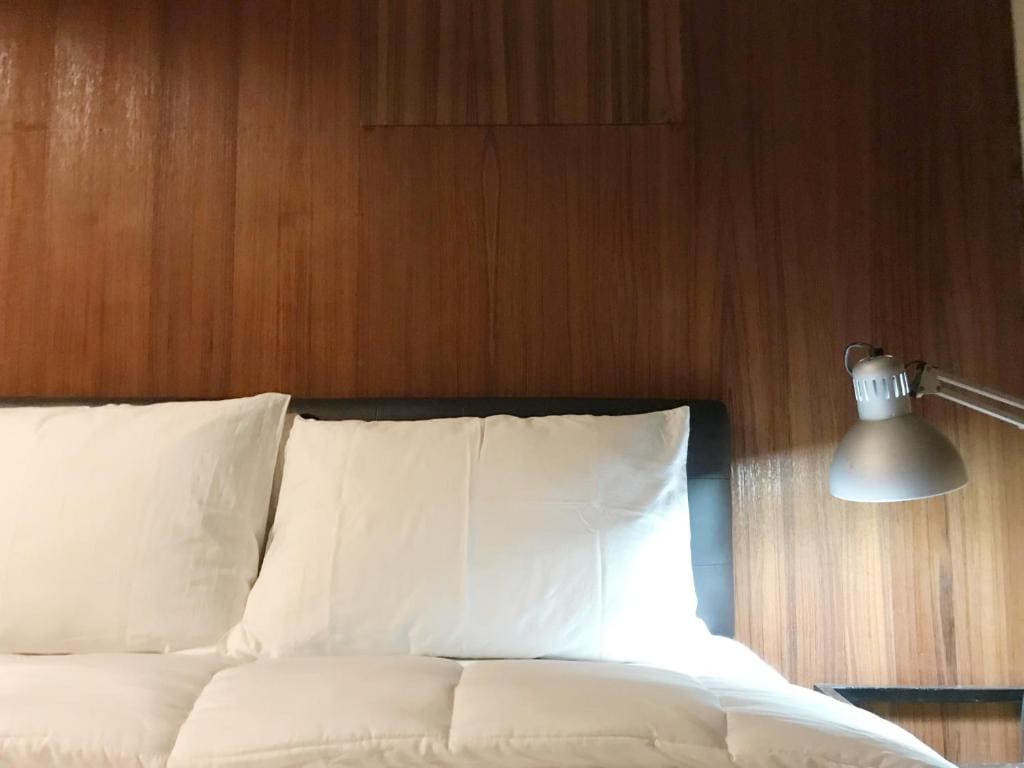 Queen Room with Shared Bathroom room - Image 3