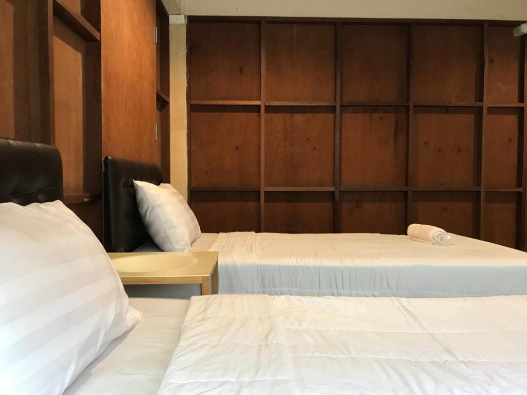 Standard Double Room with Shared Bathroom room - Image 2
