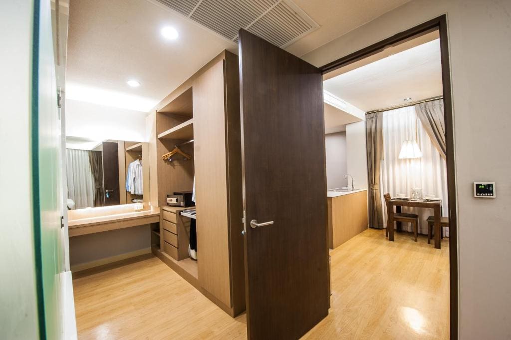 One Bedroom Suite (King Bed) room - Image 3