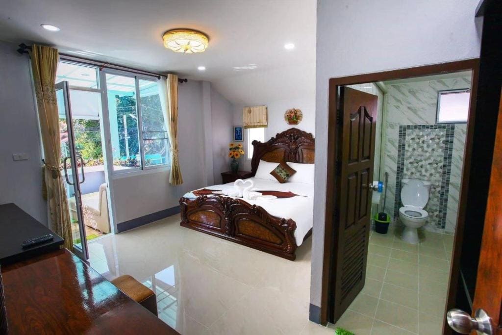 Deluxe Double Room with Balcony room - Image 3