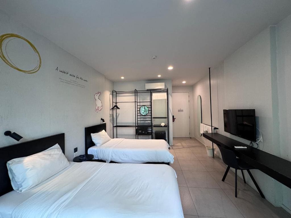 Twin Room with Balcony room - Image 2