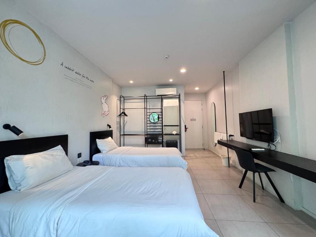Twin Room with Balcony room - Image 3