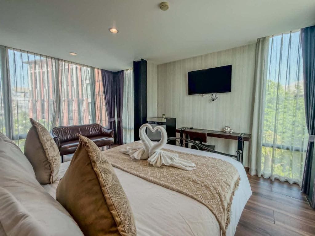 Deluxe Suite Double Bedroom with Pool view room - Image 3