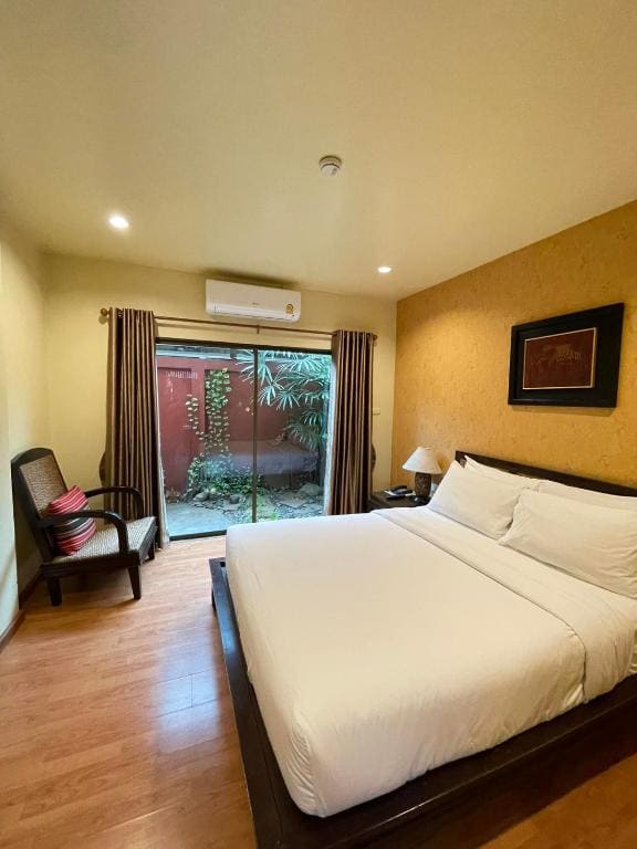 Deluxe Double Bedroom with Balcony room - Image 1