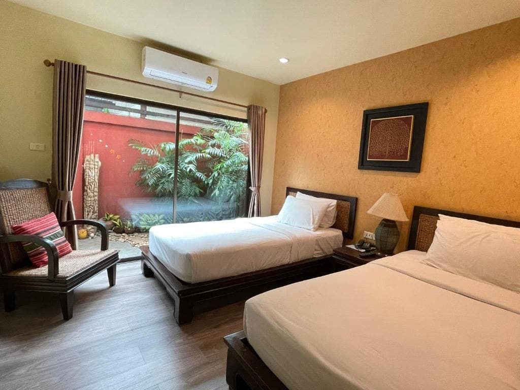 Superior Double Bedroom with Garden room - Image 3