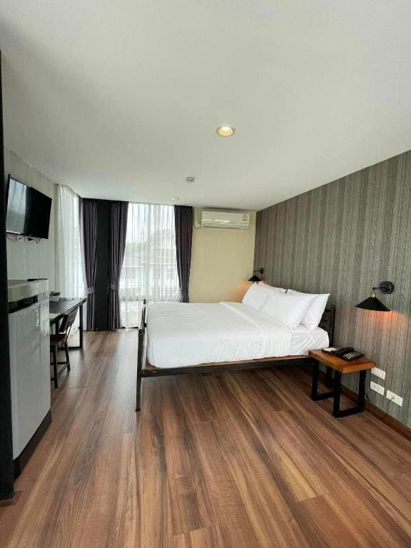 Deluxe Suite Double Bedroom with Pool view room - Image 1
