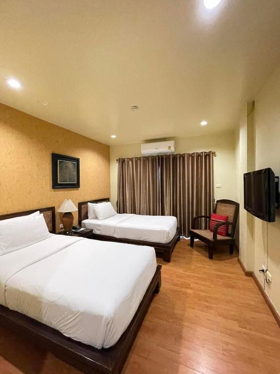 Superior Double Bedroom with Garden room - Image 1