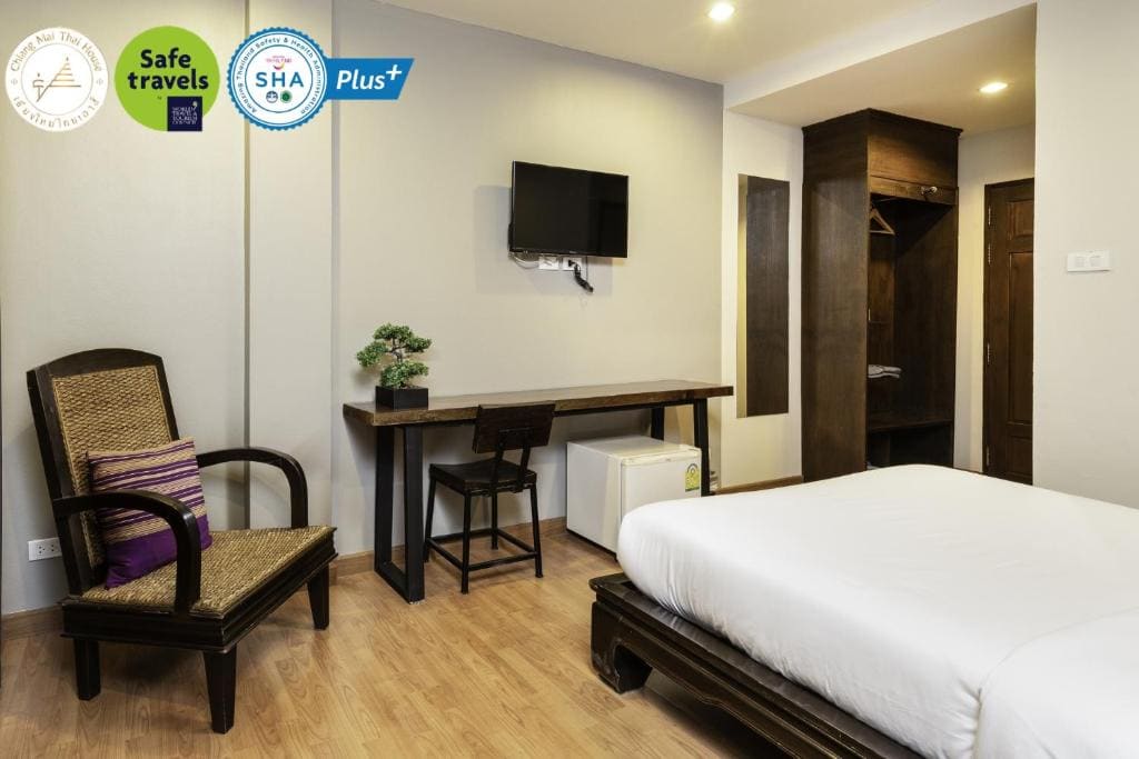 Deluxe Double Bedroom with Balcony room - Image 2