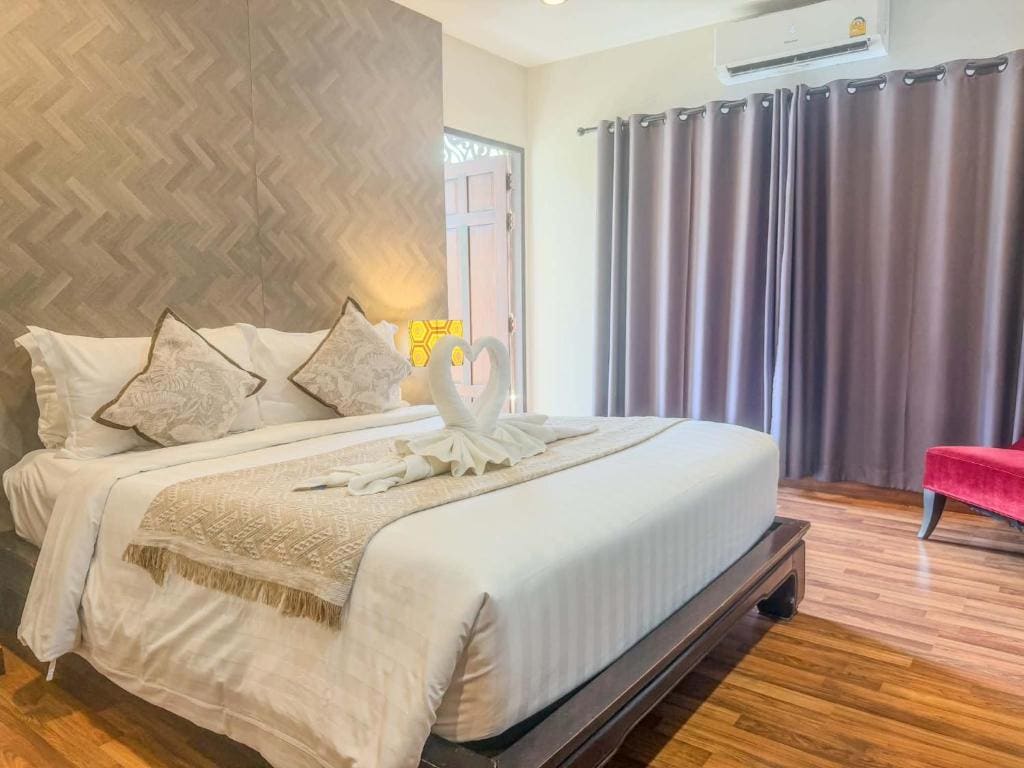 Deluxe Double Bedroom with Balcony room - Image 3