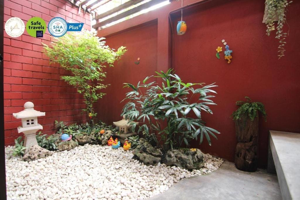 Superior Family Bedroom with Garden room - Image 3