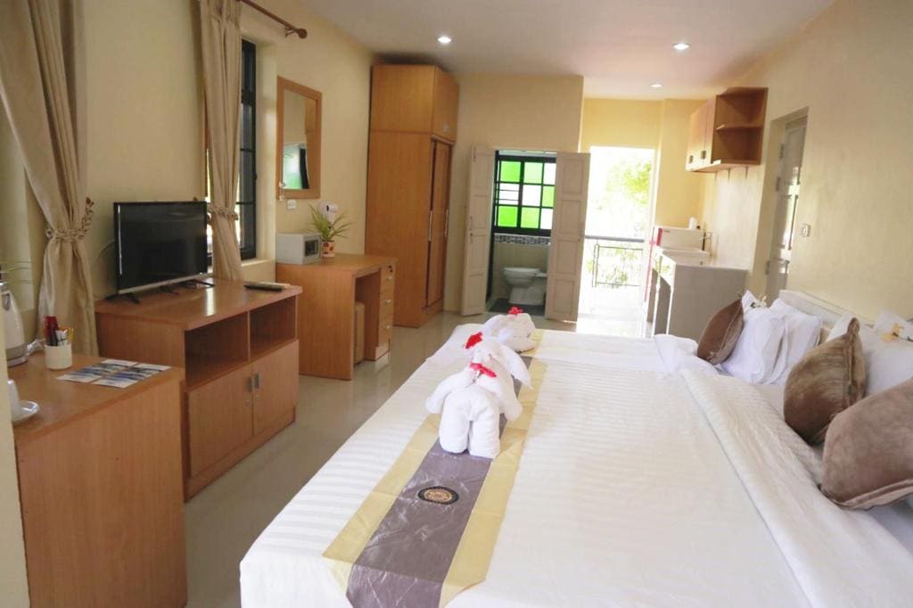 Deluxe Family Room room - Image 2