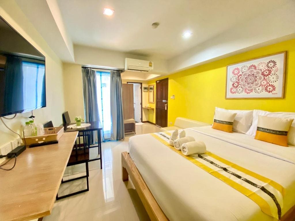 Deluxe Double Room with Balcony room - Image 2