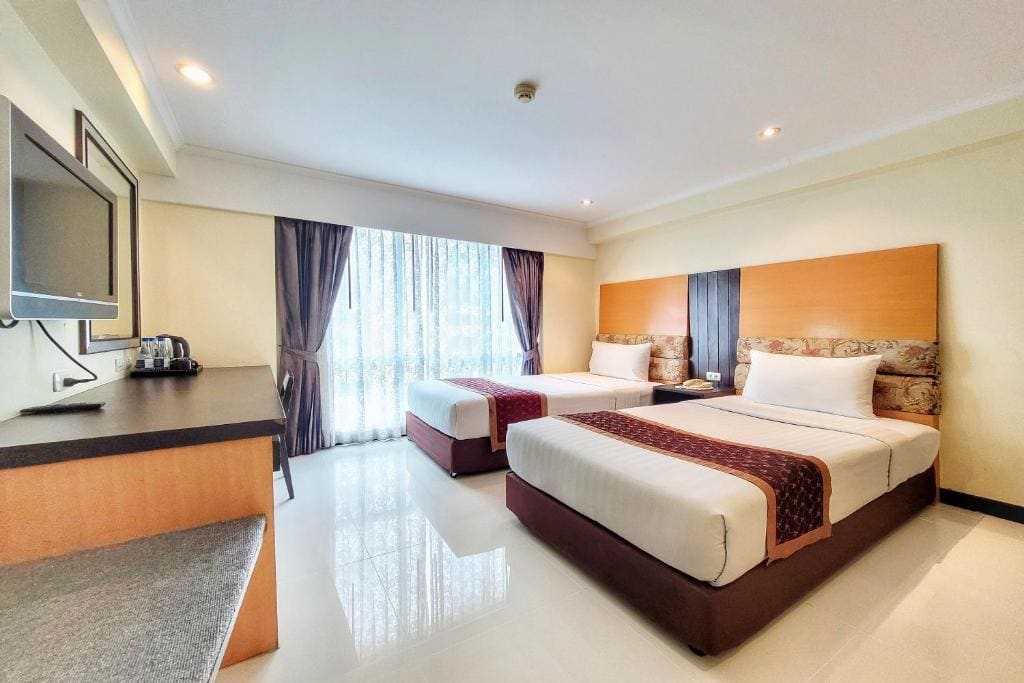 Deluxe Double Room with Bathtub room - Image 2