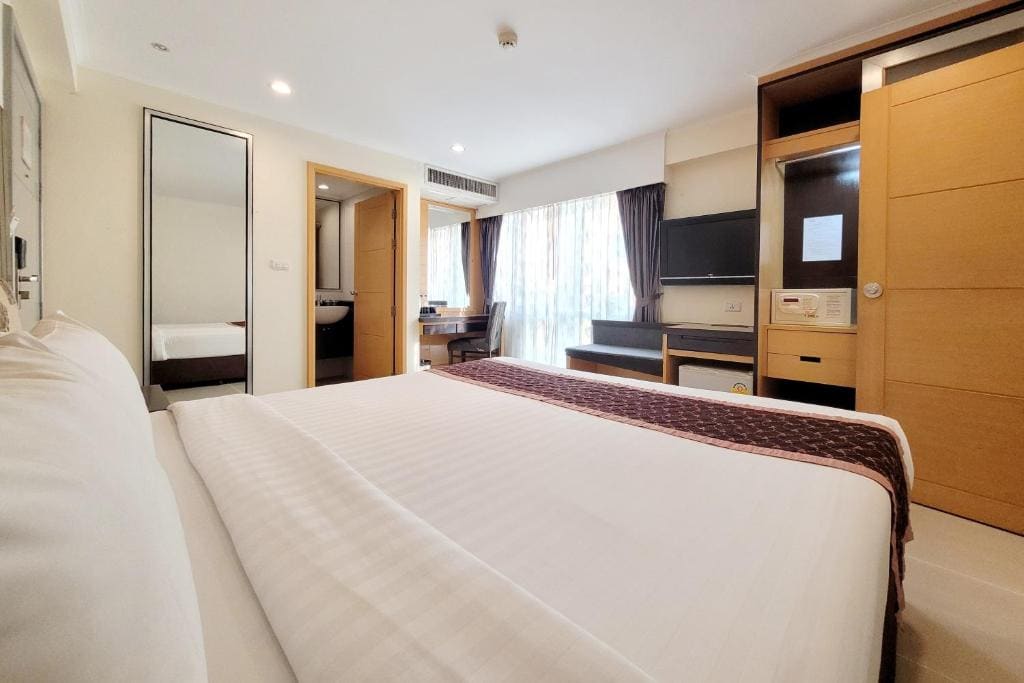 Deluxe Double Room with Bathtub room - Image 1