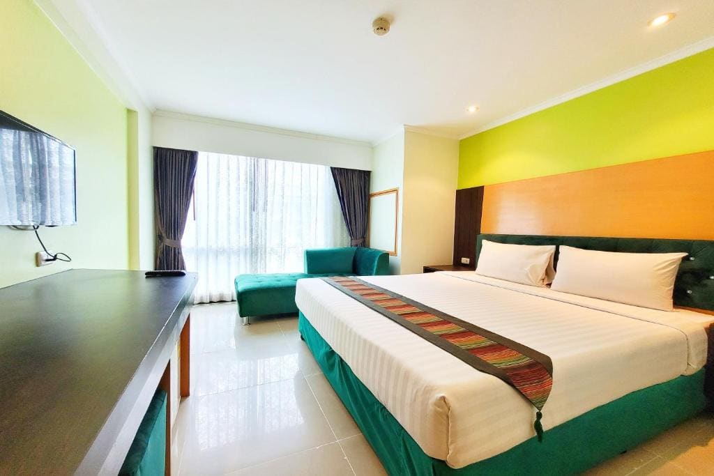 Deluxe Double Room with Bathtub room - Image 3