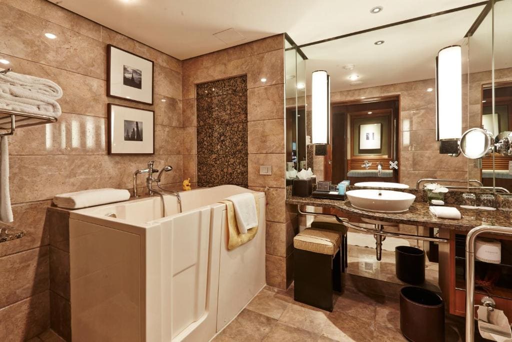 Deluxe King Room - Disability Access room - Image 2
