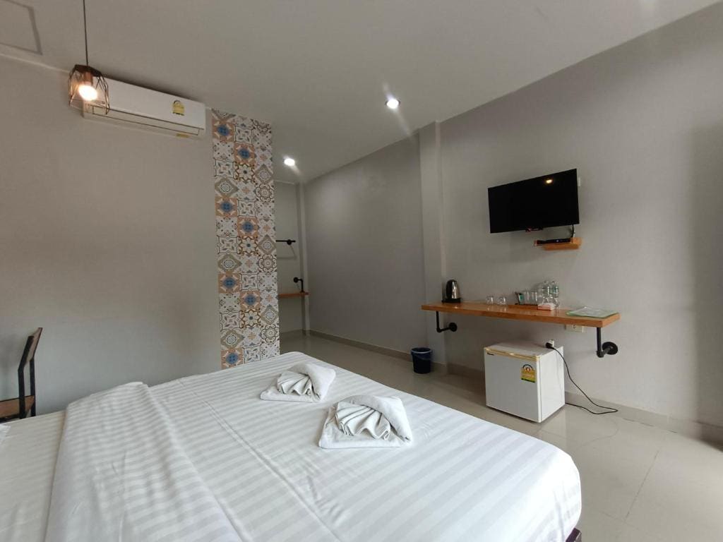 Deluxe Double Room with Balcony room - Image 3