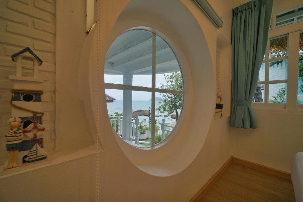 Deluxe Quadruple Room room - Image 2