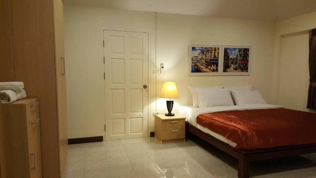 Two-Bedroom Townhouse room - Image 2