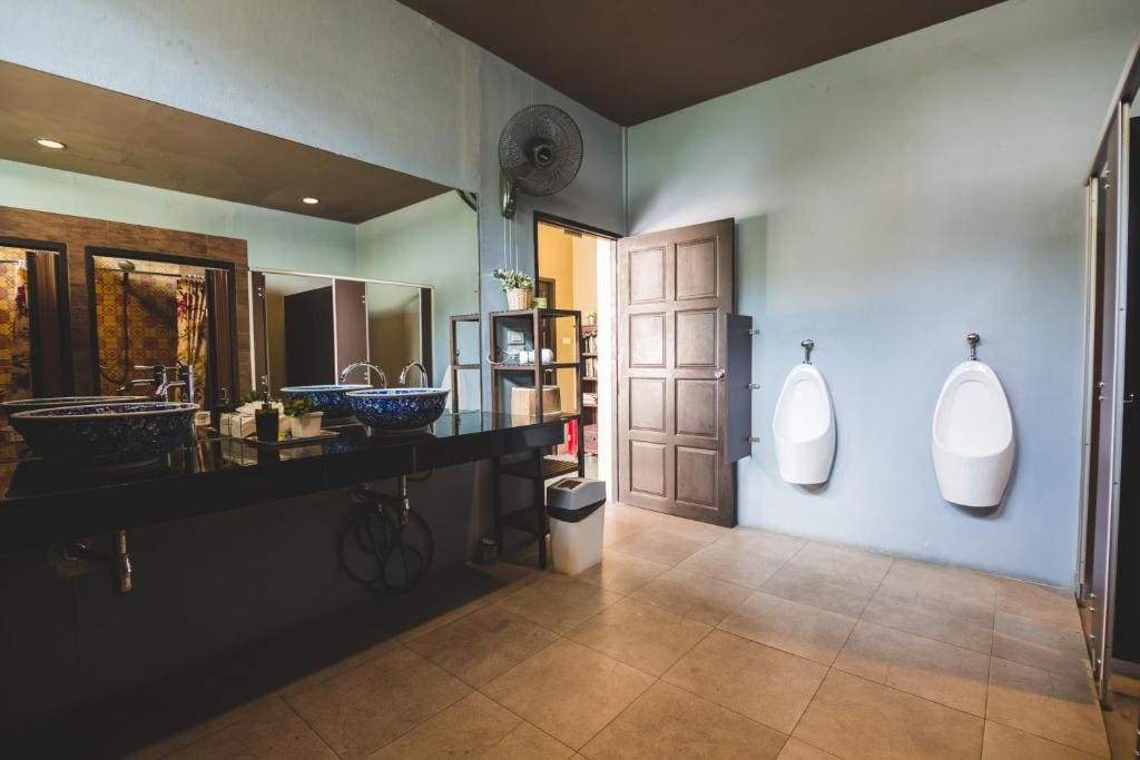Superior Family Room with Shared Bathroom room - Image 2