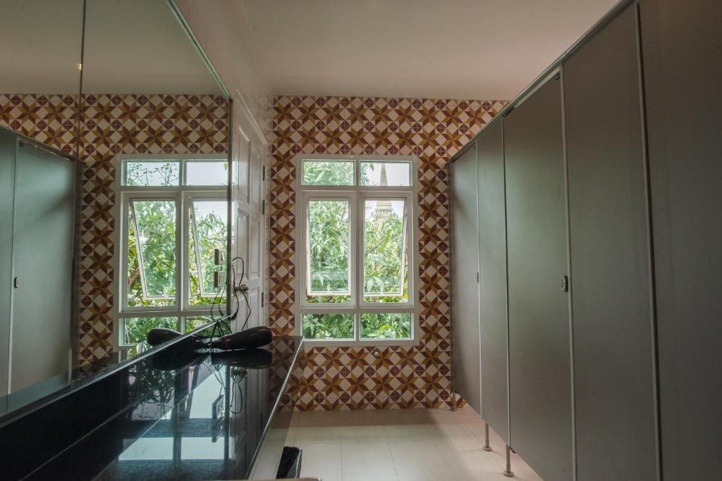 Family Room with Shared Bathroom room - Image 1