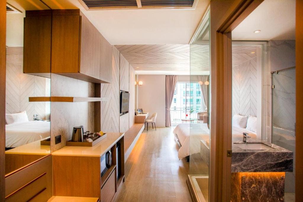 Studio with Pool View room - Image 3