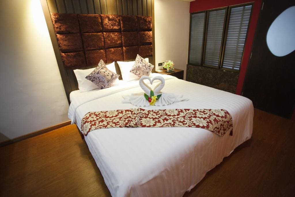 Deluxe King Room room - Image 2