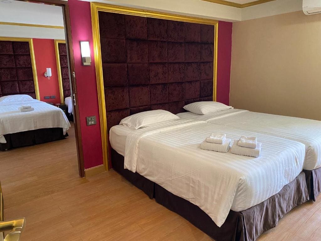 Deluxe Queen Room room - Image 1