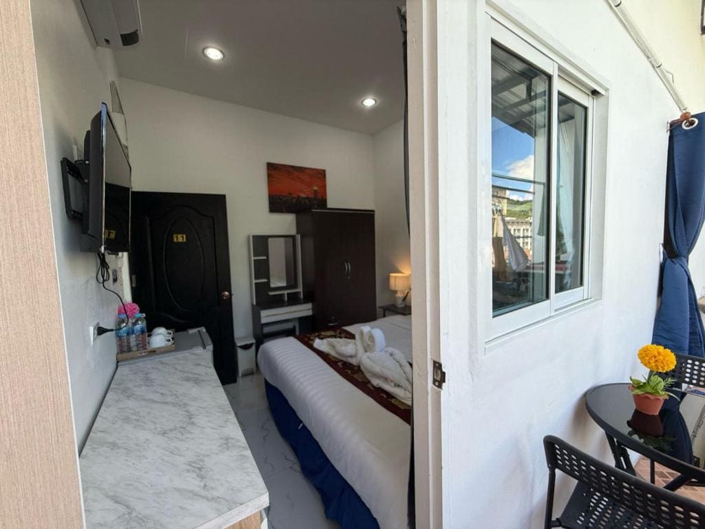 Single Room with Shared Toilet room - Image 2