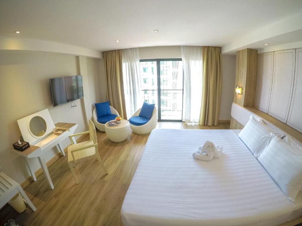 Deluxe Double Room with Balcony room - Image 3