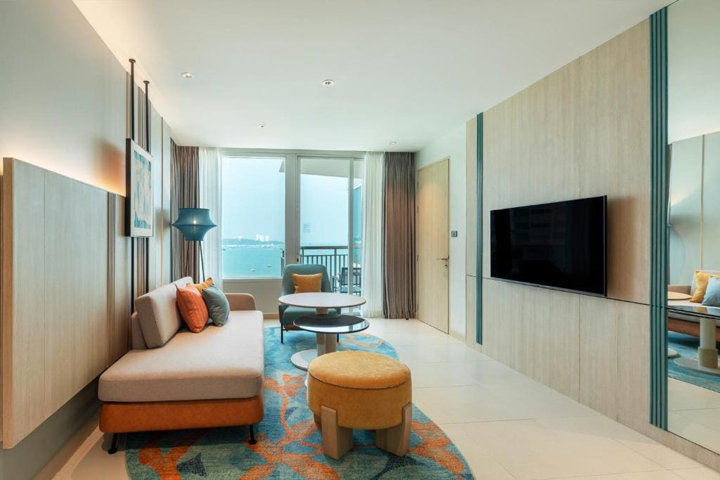 One-Bedroom King Suite with Pattaya Beach View - Bay Tower room - Image 3