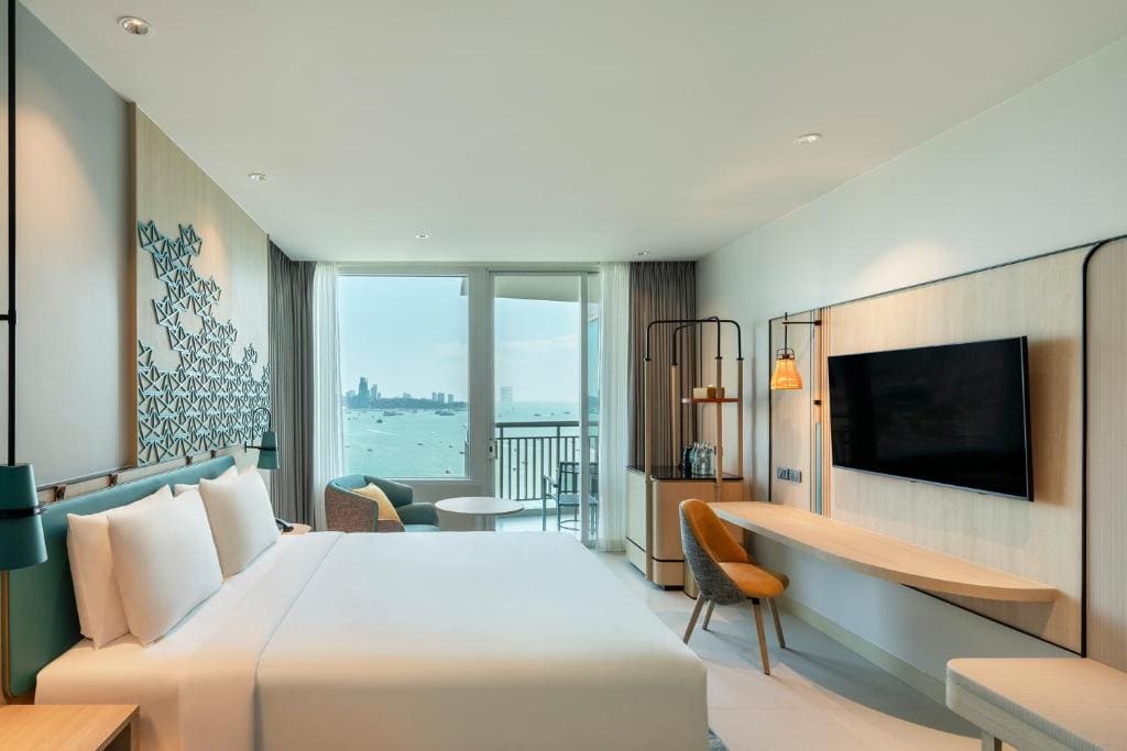 Standard King Room with Pattaya Beach view and Bay Tower room - Image 1