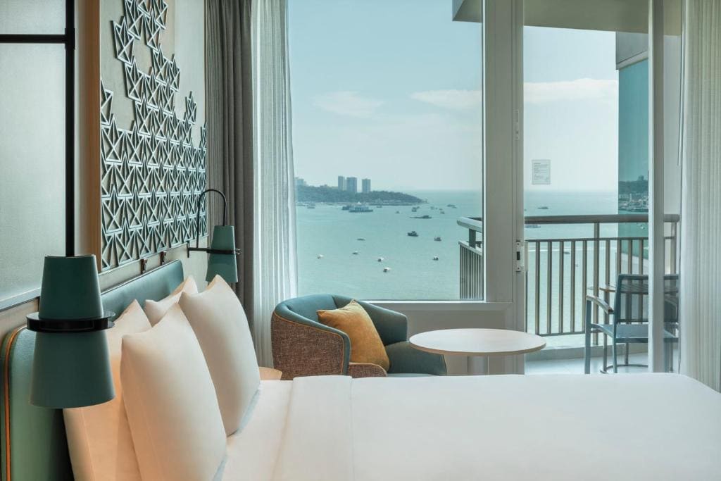 Standard King Room with Pattaya Beach view and Bay Tower room - Image 3