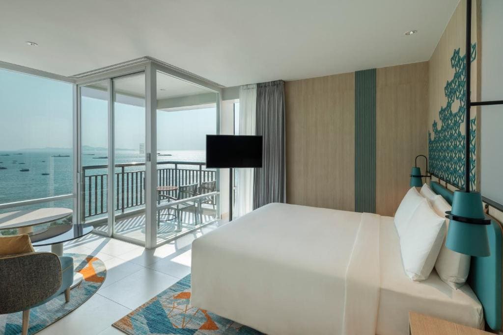 Premium King Room with Pattaya Beach view and Bay Tower room - Image 1