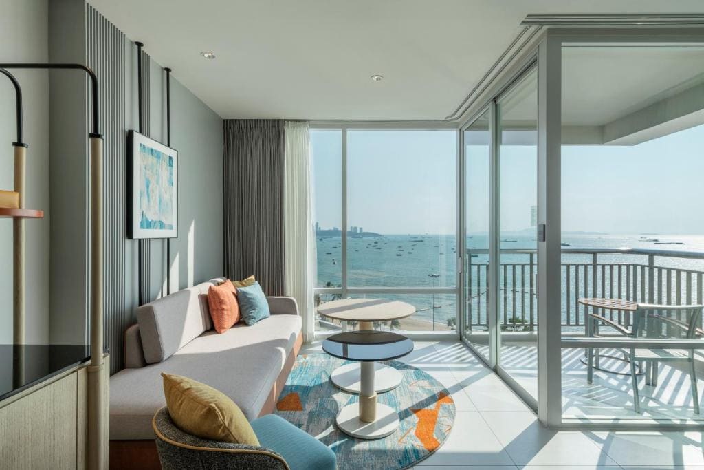 Premium King Room with Pattaya Beach view and Bay Tower room - Image 3
