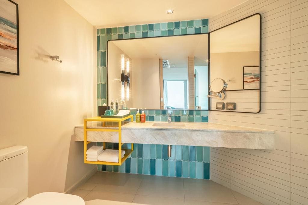 Standard Twin Room with Ocean View and Bay Tower room - Image 2