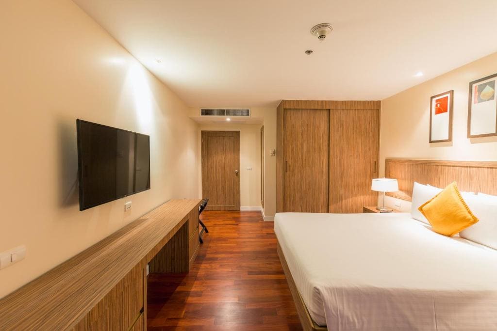 King Suite with One Bunk Bed room - Image 3